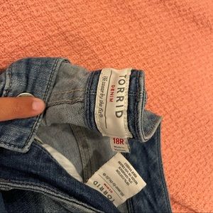 Torrid 18R Boyfriend jeans w/ Embroidered flowers